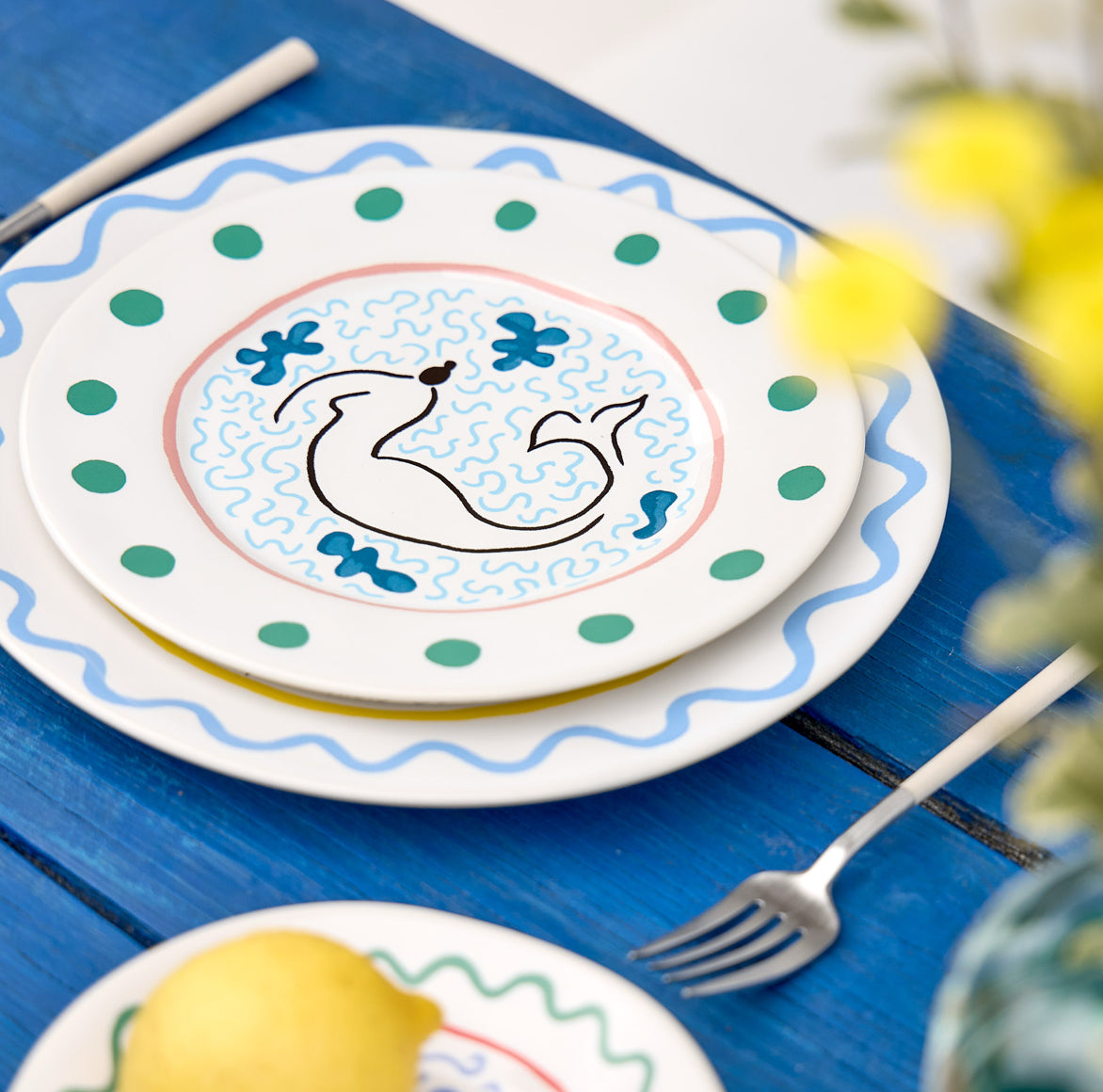 Handbemalter Teller mit Meerjungfrau und Wellenmotiv in Blautönen als Sommer Geschirr im mediterranen stil