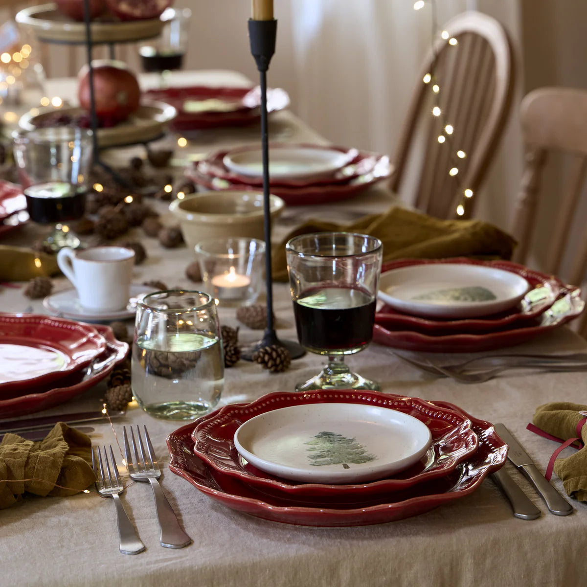 Dessertteller mit Tannenbaum-Motiv auf festlichem Weihnachtstisch