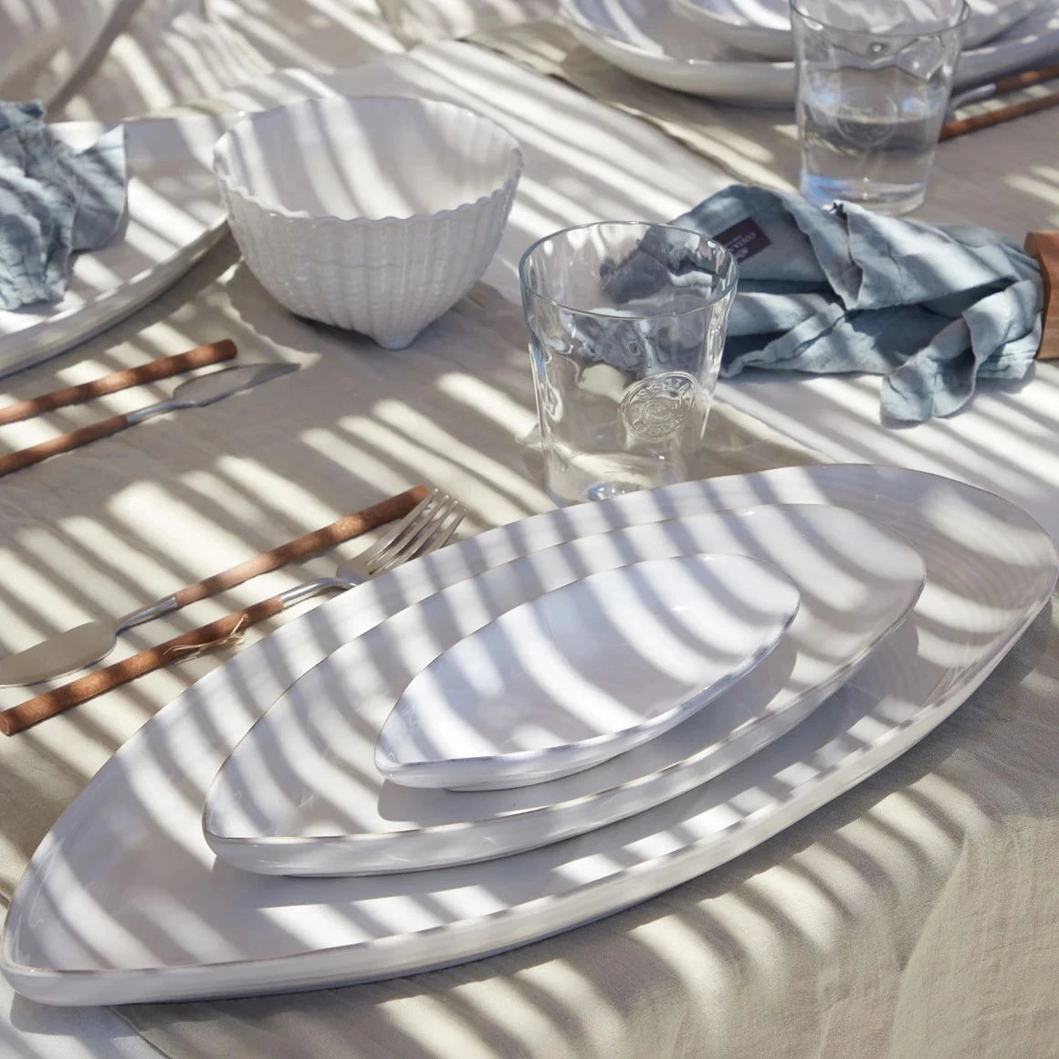 Weißer Teller und Servierteller in Form einer Muschel als Essteller für mediterranes Geschirr im Ibiza Boho Style MRA311 Costa Nova