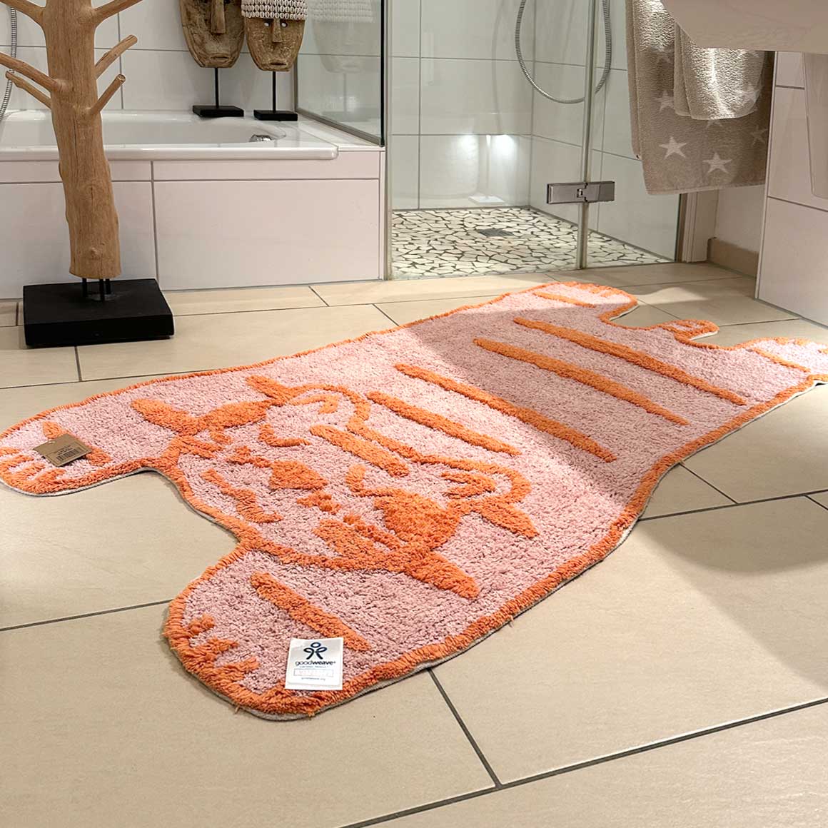 Moderner Vorleger oder Duschmatte im Bad Pink Katze
