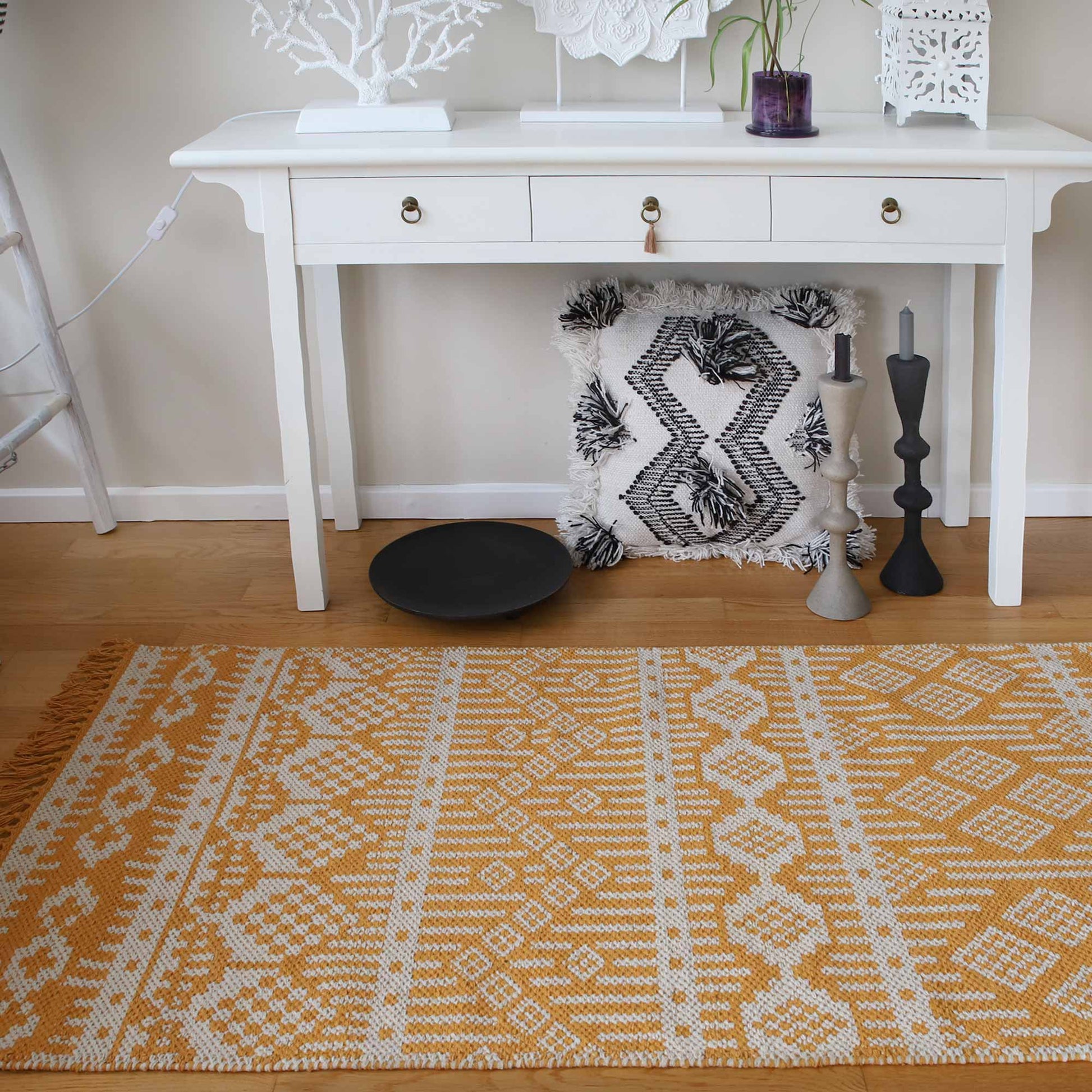 Kurkuma Gelber Läufer Teppich aus recycelter Baumwolle in Schwarz, Lila, Gelb | Liv Interior. Läufer mit 140 x 70 cm, waschbar, Wohnzimmer-Teppich kaufen