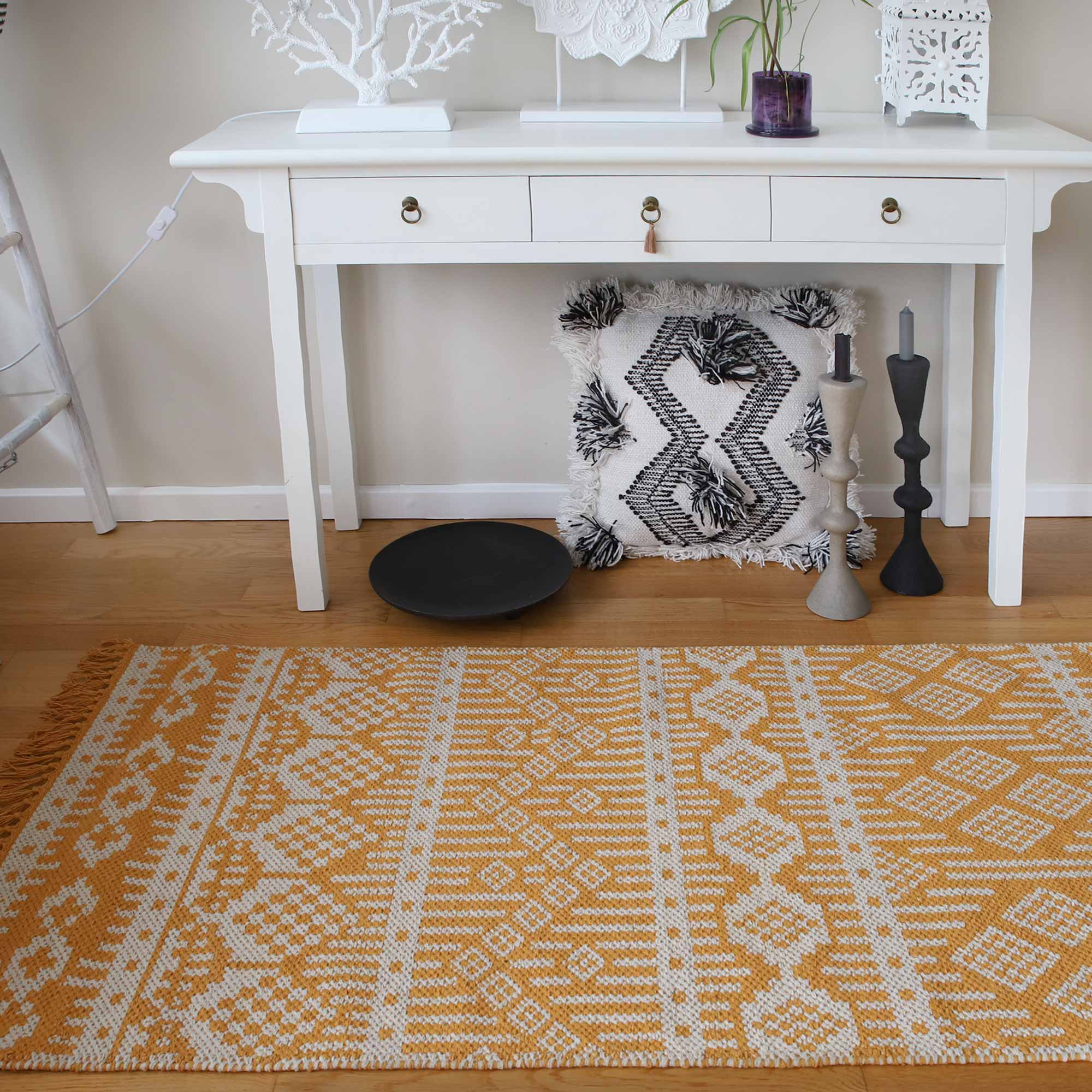 Kurkuma Gelber Läufer Teppich aus recycelter Baumwolle in Schwarz, Lila, Gelb | Liv Interior. Läufer mit 140 x 70 cm, waschbar, Wohnzimmer-Teppich kaufen
