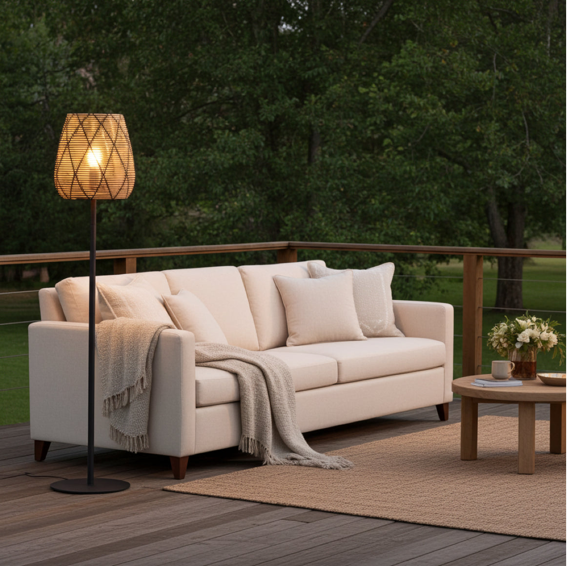 Landhaus Stil Stehlampe auf der Terrasse als Outdoor Lampe die ein Sofa gemütlich beleuchtet