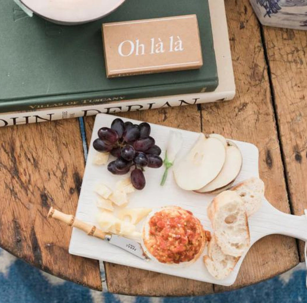 weisses Tischdeko Holzbrett zum servieren von Vorspeisen