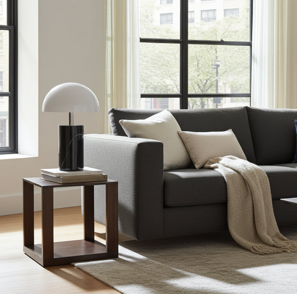 moderne tischlampe mit LED akku im wohnzimmer als Beleuchtung auf einem Beistelltisch stehend neben dem Sofa