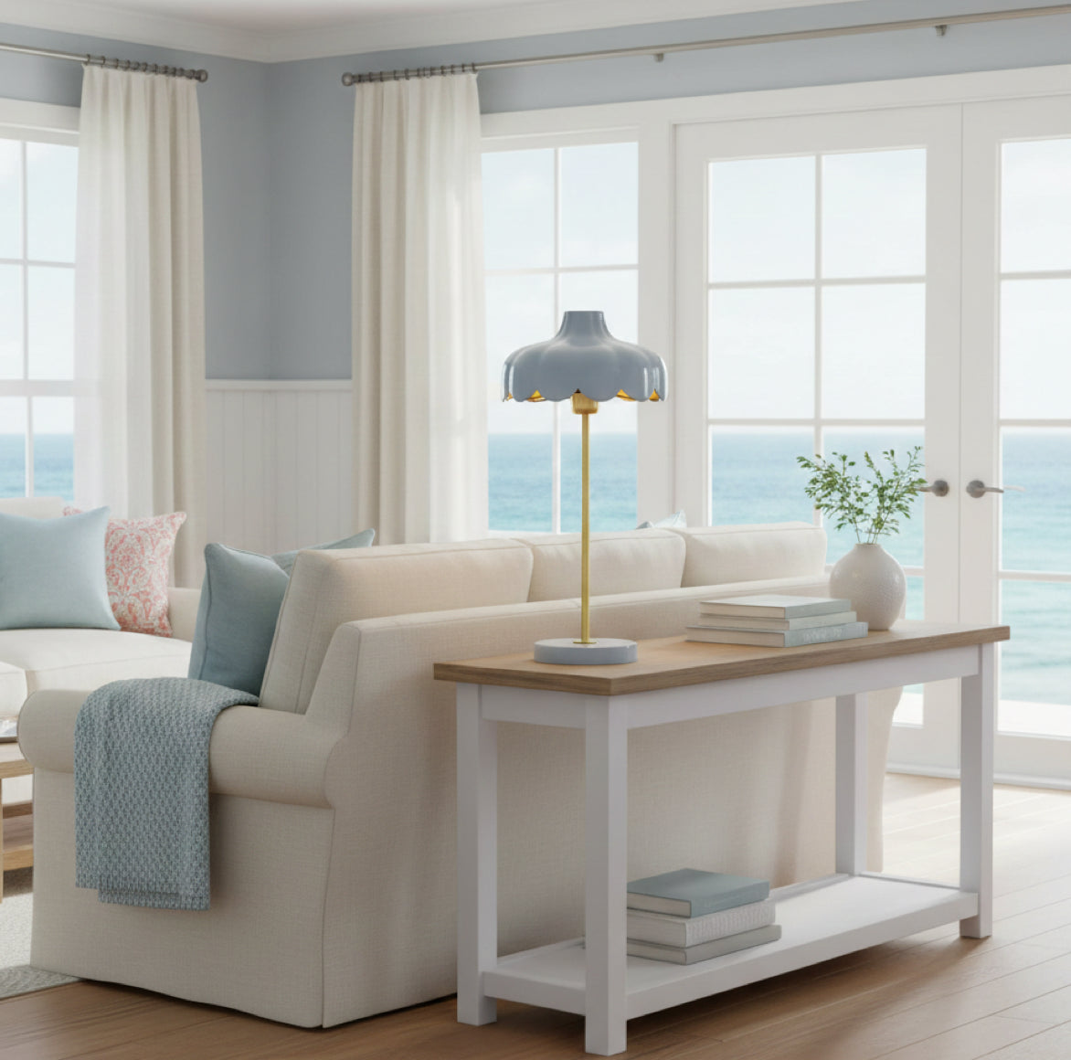 Blaue Tischlampe im Landhausstil mit blütenförmigem Metallschirm und goldener Innenseite für das Wohnzimmer