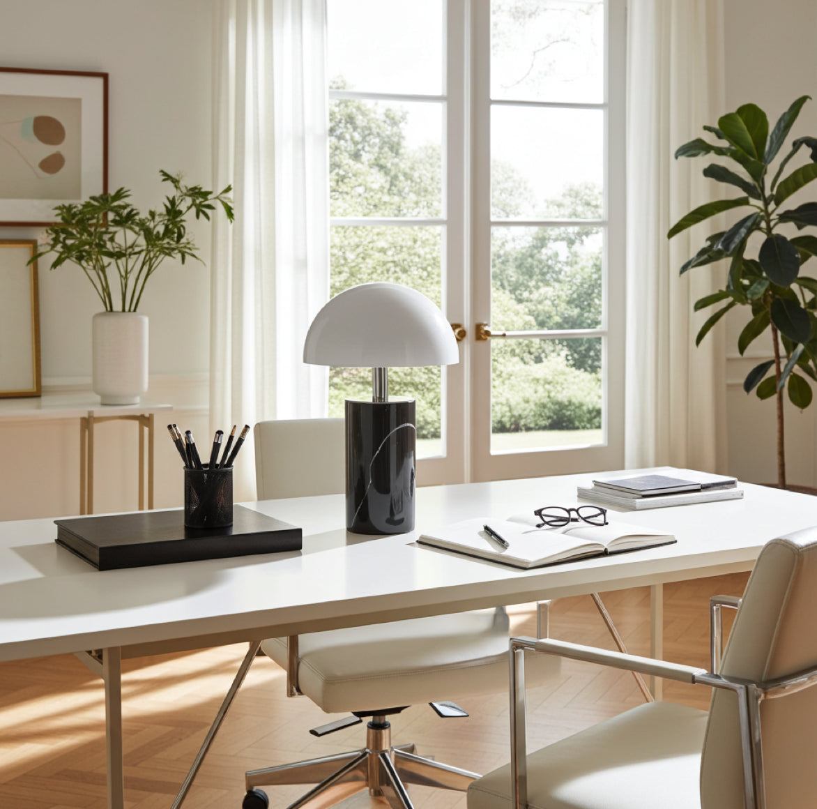 schwarz-weiße tischlampe elegant im homeoffice kabellos auf einem schreibtisch als moderne und mobile tragbare tischleuchte 