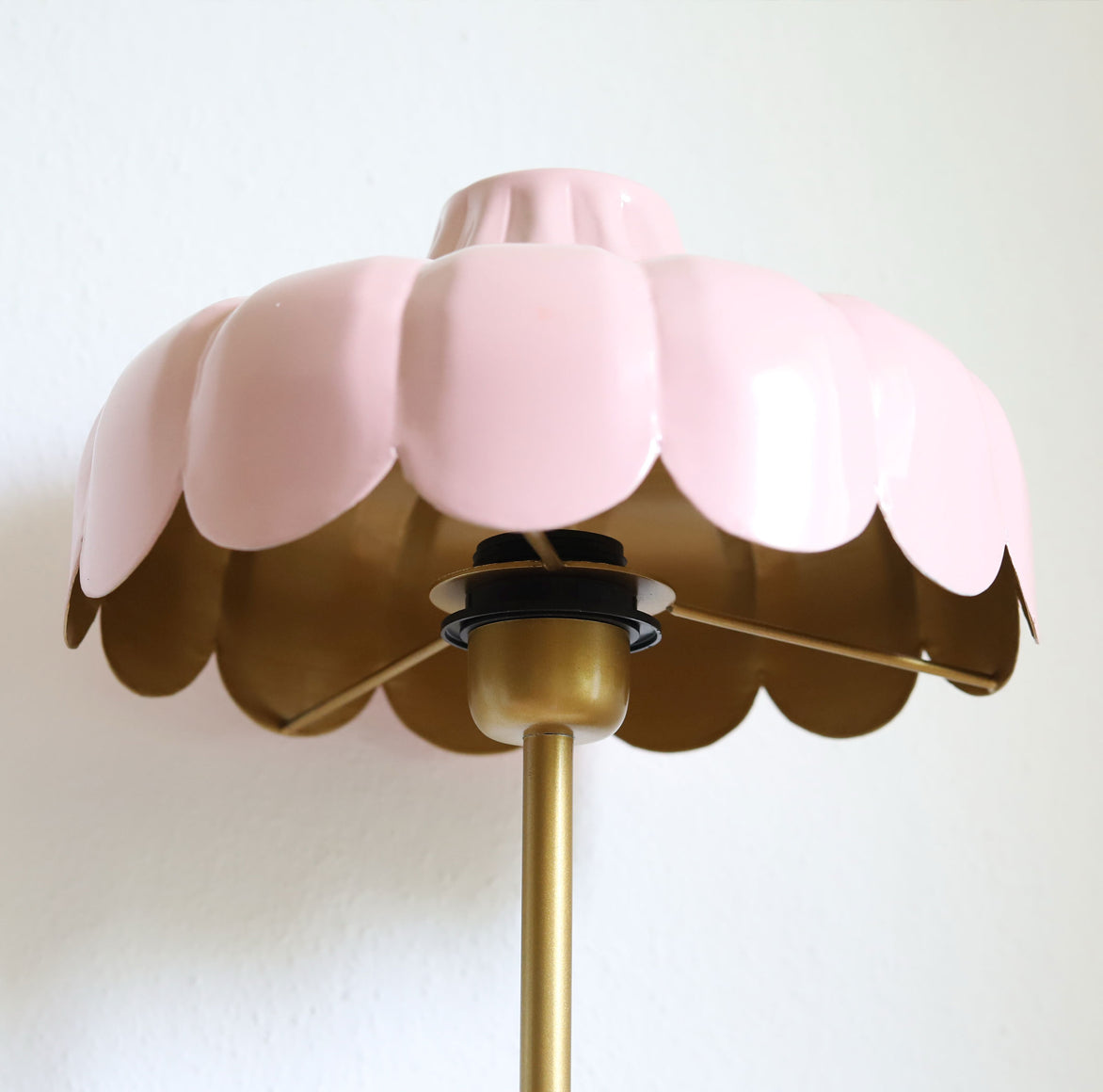 Detailansicht der goldenen Innenlackierung der rosa Vintage-Lampe Puderzucker.