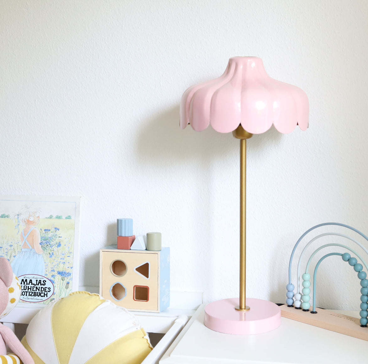 Romantische Kinderzimmer-Beleuchtung mit der blumenförmigen Tischlampe in Puderrosa.