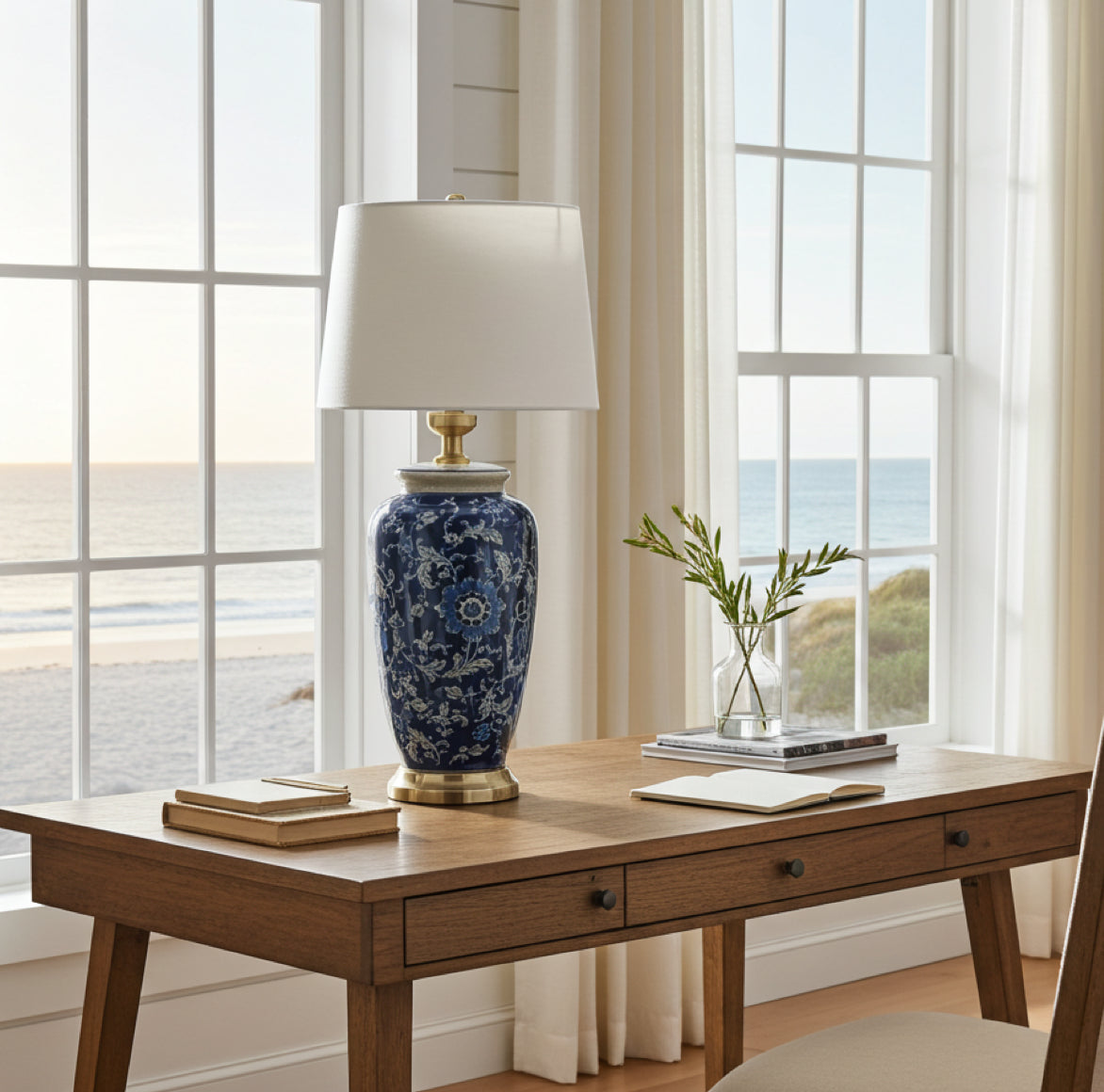 Tischlampe Blau weiss Keramik Porzellanlampe auf Schreibtisch im home Office