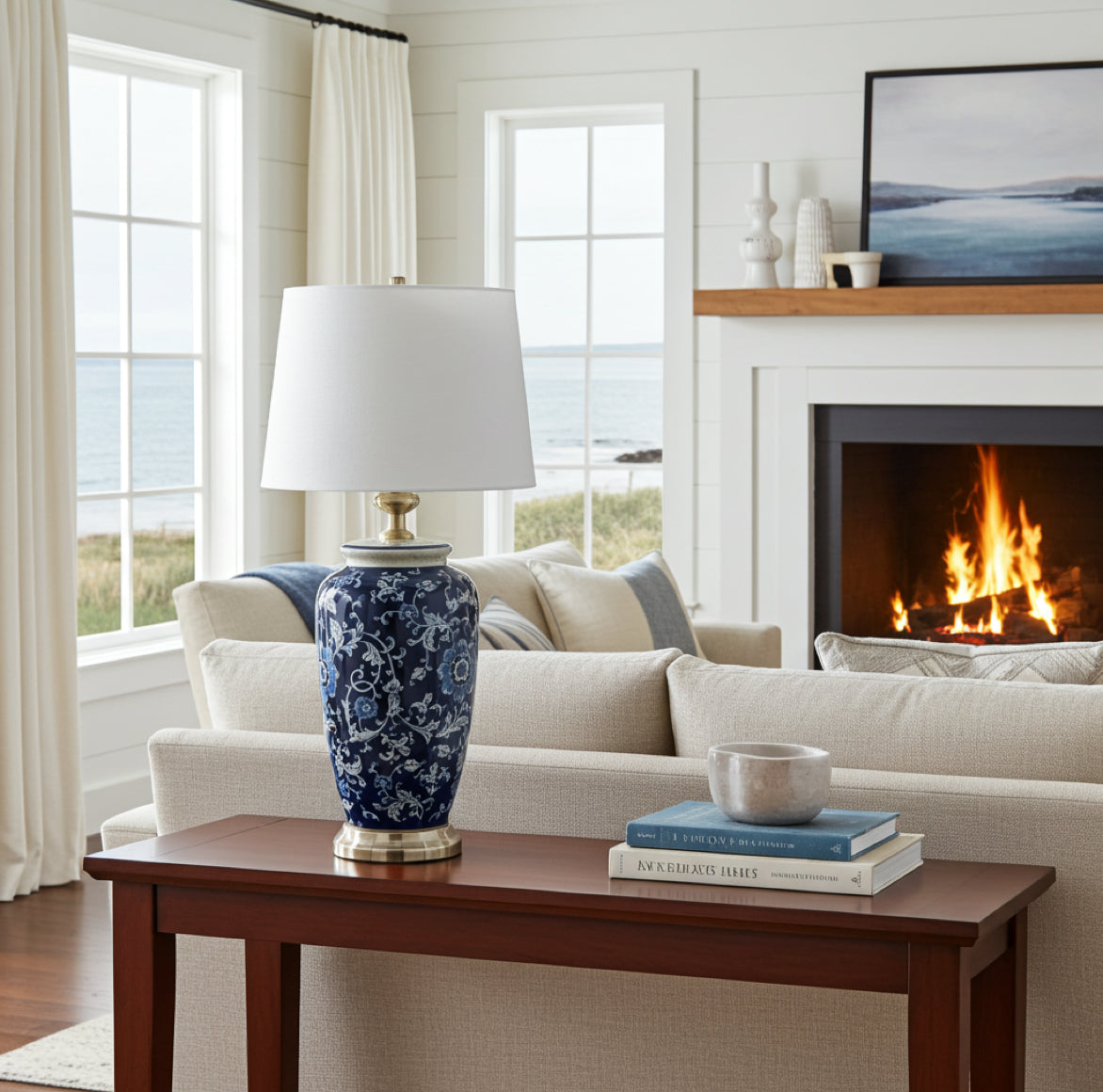 Tischlampe weiss blau Porzellan Gold in elegantem Wohnzimmer m Hamptons Stil maritim Strandhaus
