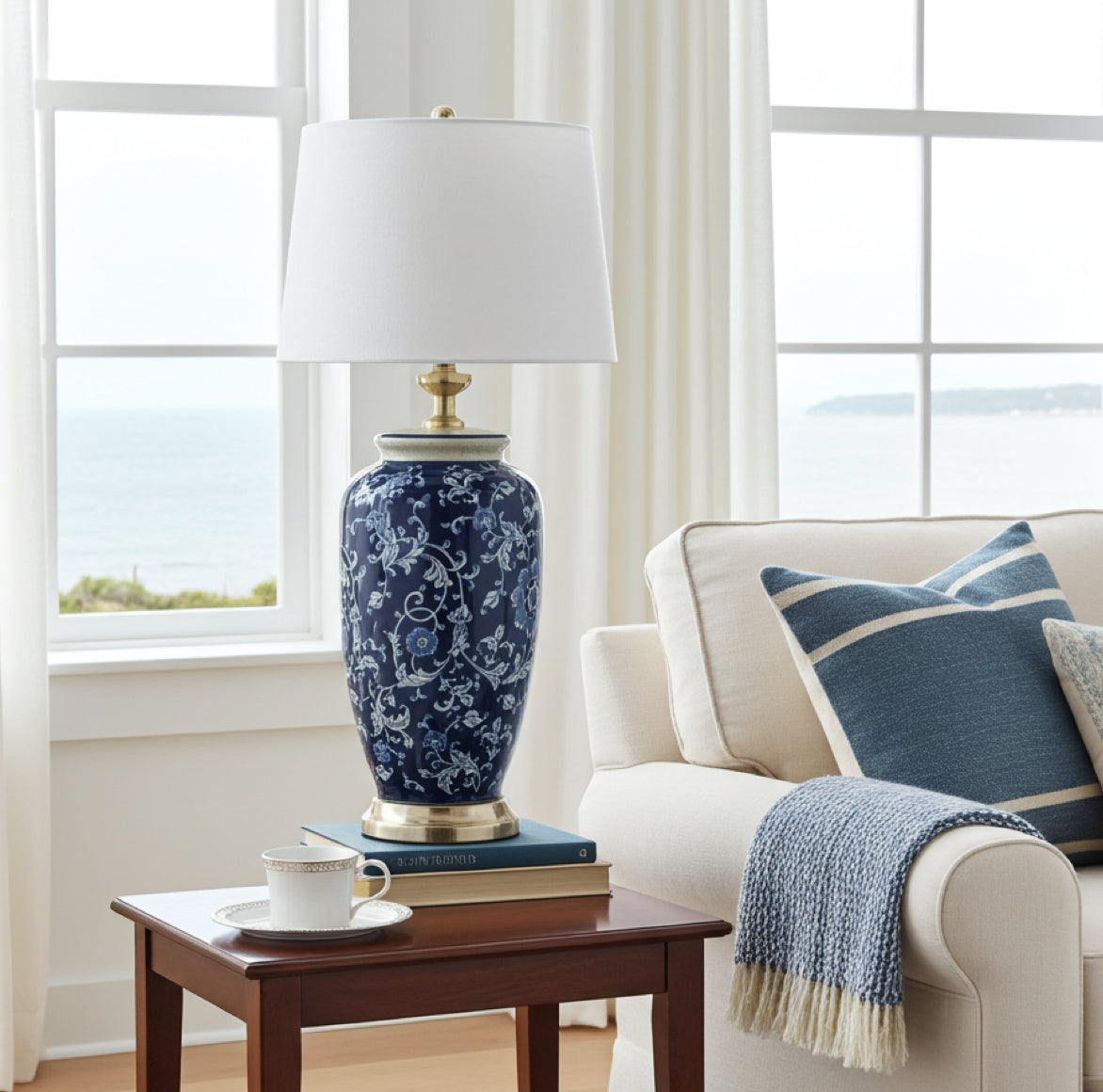 Porzellanlampe Dunkel-Blau mit weiss floralem Muster in klassisch elegantem Küstenstil Wohnzimmer maritim Hamptons 