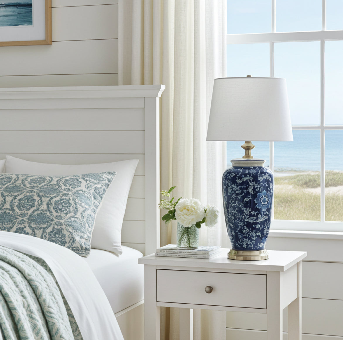 Auf hellen Möbeln entfaltet das tiefe Blau der MING Tischlampe seine volle Wirkung wie hier im schlafzimmer