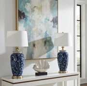 Tischlampen in Blau-Weiss mit Blumen bemalt aus Porzellan im Flur auf einer Konsole schaffen Hamptons Feeling:  Ordnung und Luxus