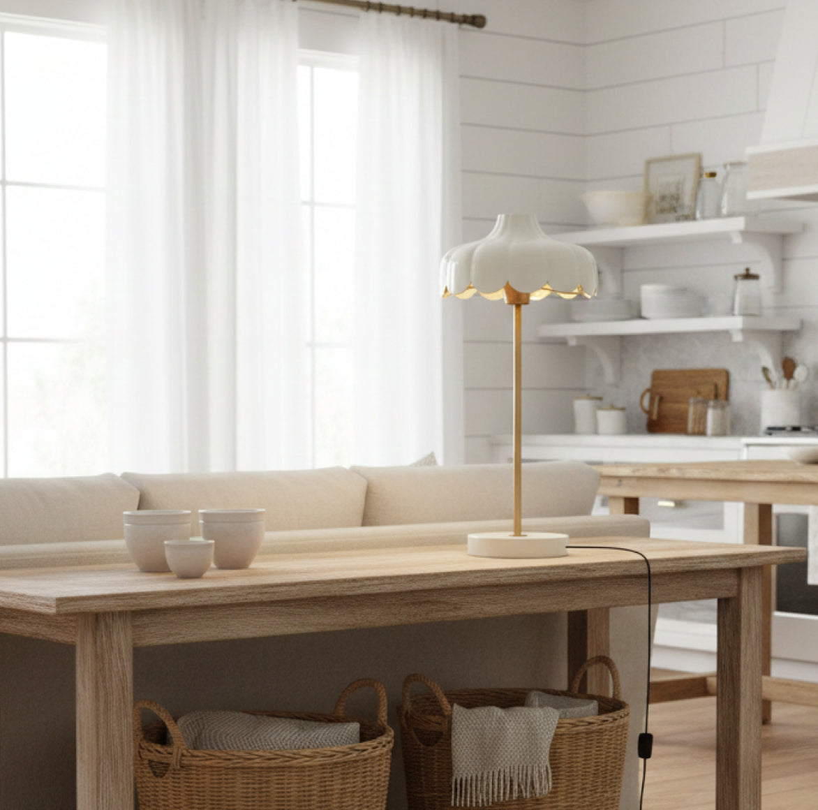 Weiss-Goldene Tischlampe im Vintage Retro Landhaus Stil