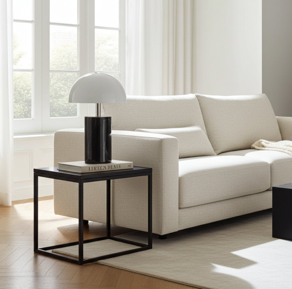 moderne tischlampe ohne Kabel im wohnzimmer auf einem Tisch stehend  als Leseleuchte neben dem Sofa