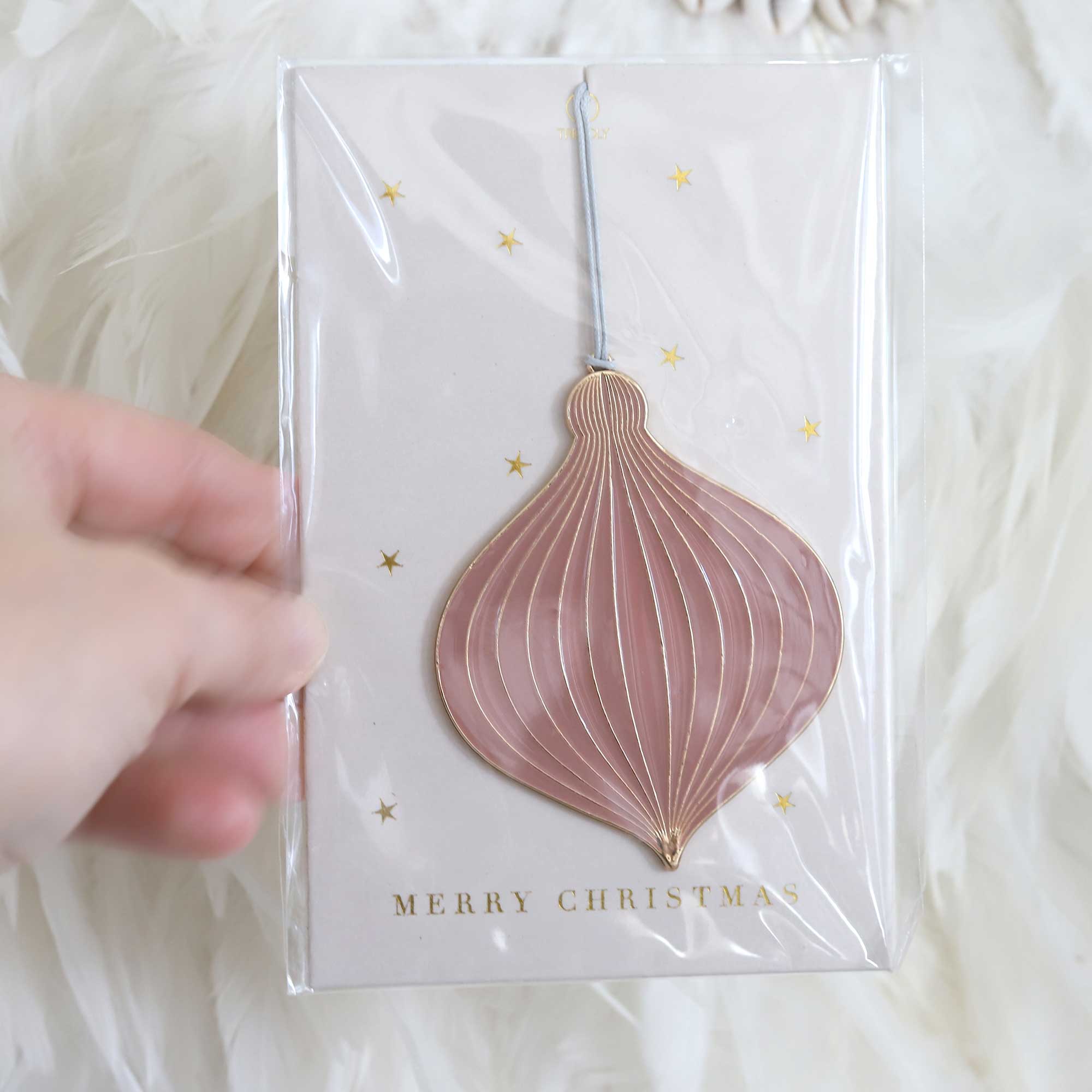 Christbaumschmuck aus goldenem Metall und Rosa emailliert in Form eines Tropfens. Dekoanhänger vom Soulbirdee Onlineshop