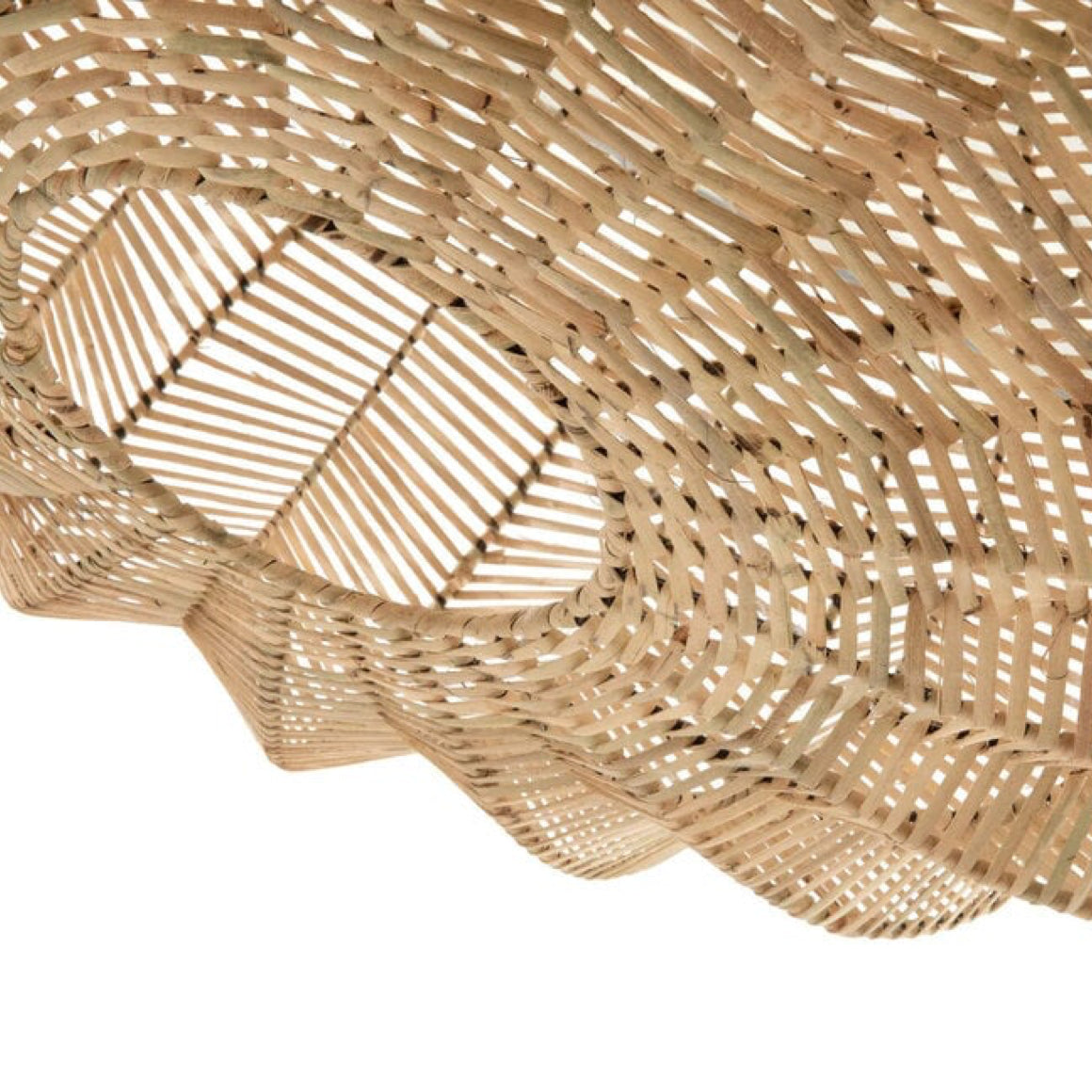 Nahaufnahme der Unterseite des Rattan-Geflechts der Lampe Cerise 