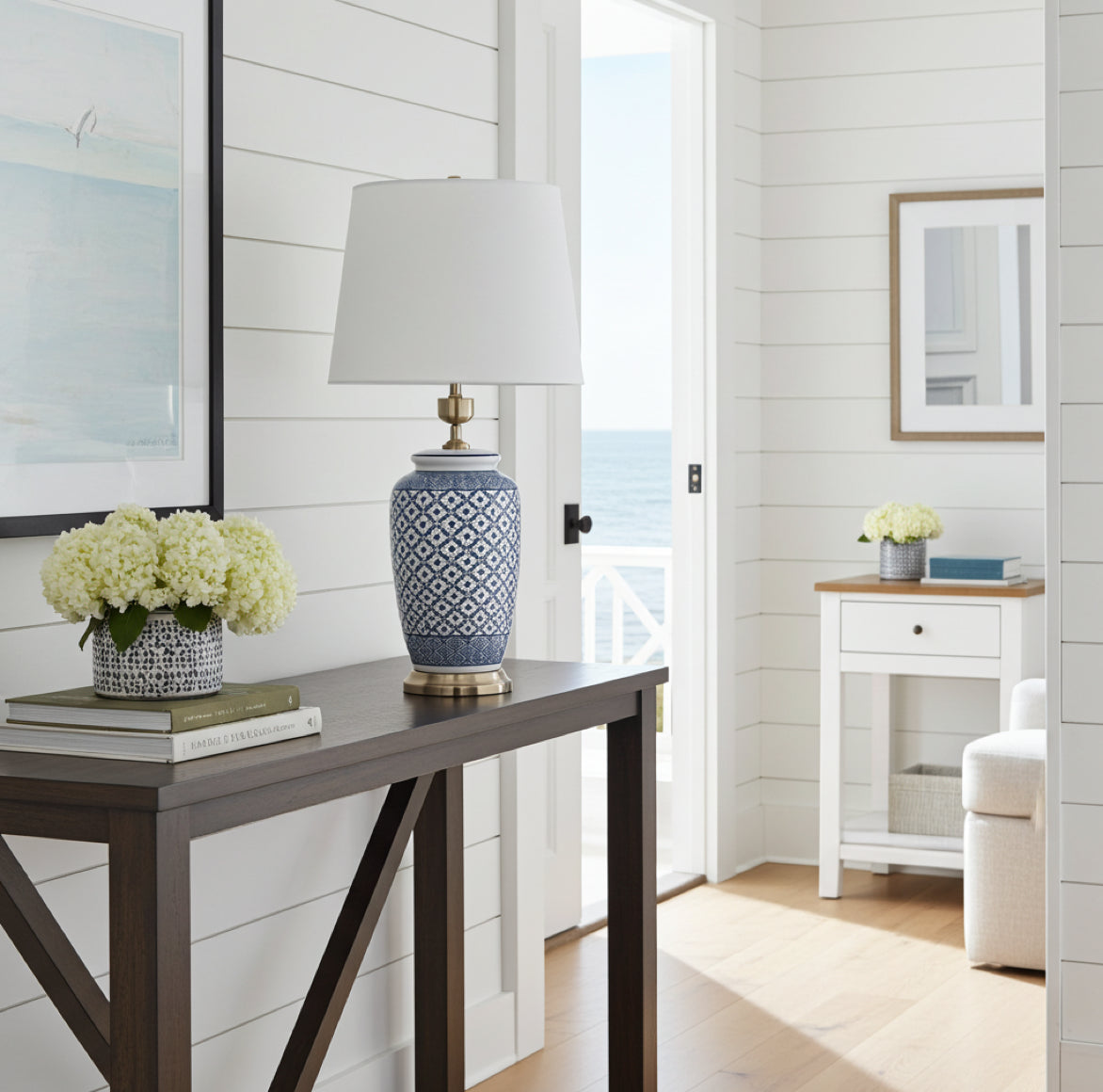 weiss-blaue Porzellanlampe als Tischlampe im Flur Eingangsbereich im Hamptons Stil