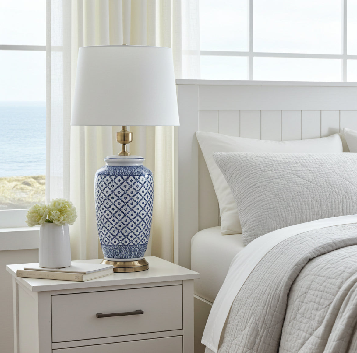 weiss-blaue Vasenlampe aus Porzellan als Tischlampe im Schlafzimmer auf dem Nachttisch im Hamptons Stil