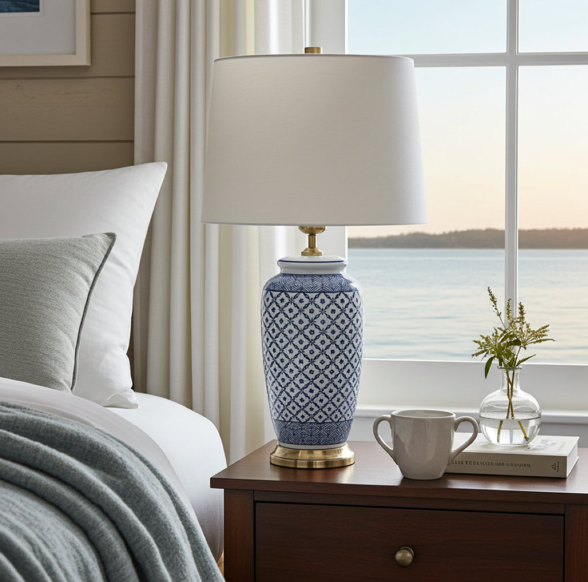 weiss-blaue Nachttischlampe aus Porzellan oder Keramik im Hamptons Stil