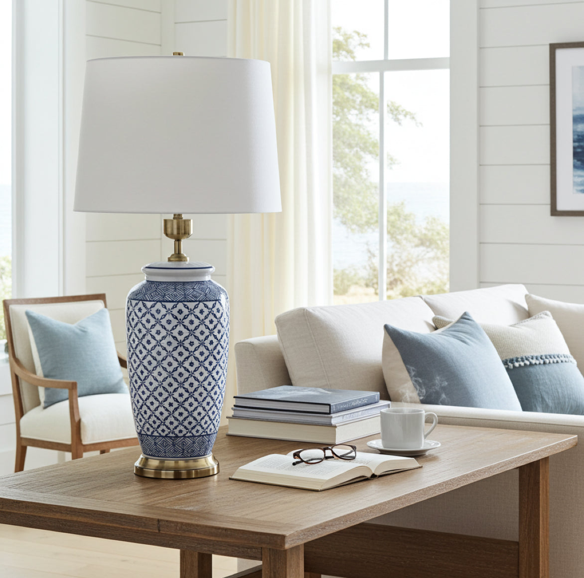 weiss-blaue Schreibtischlampe oder Porzellanlampe als Tischlampe  auf dem Schreibtisch im Hamptons Stil