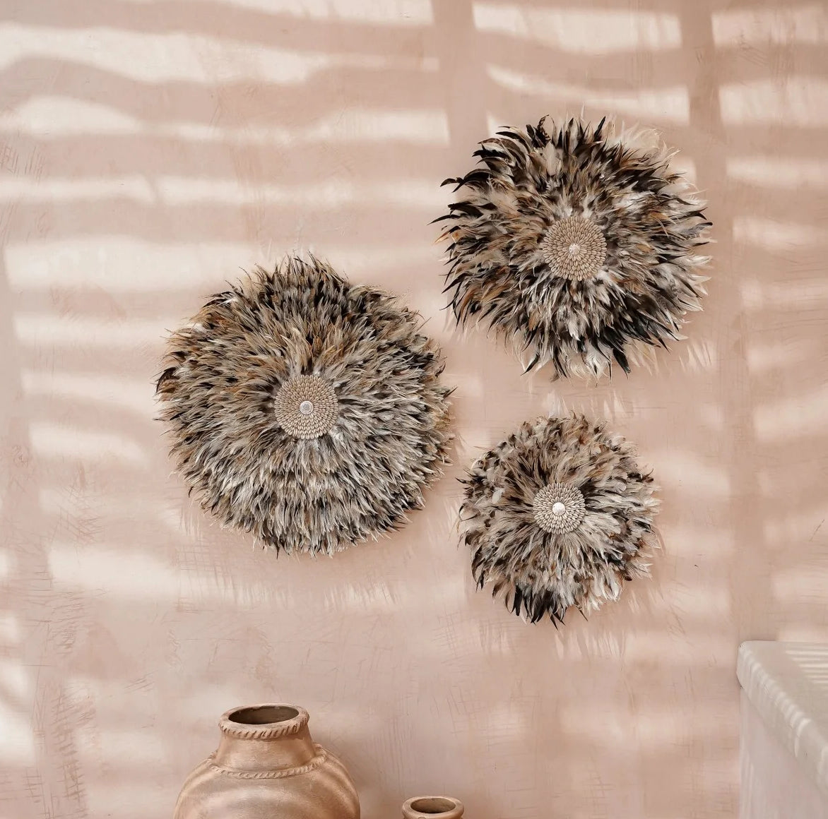 Wanddeko im Boho Stil mit Jujus aus Federn und Muscheln