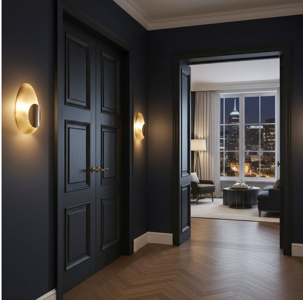 Wandlampe in Gold aus Metall als exklusive Design-Lampe im Flur Entree