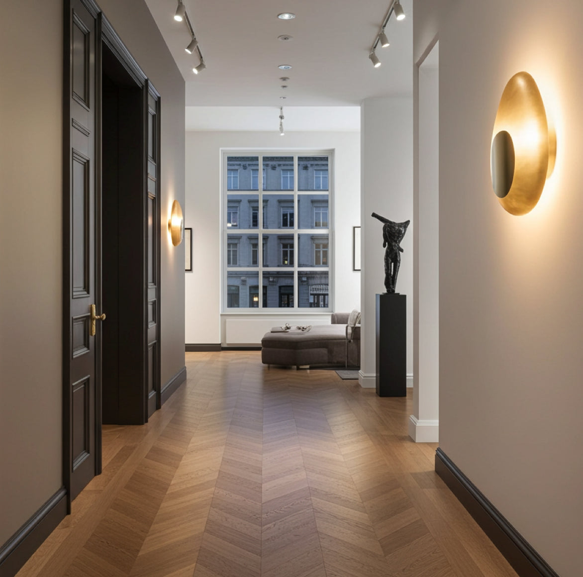 Exklusives Design Wandleuchte Gold Metall Messing als Beleuchtung in einer Galerie