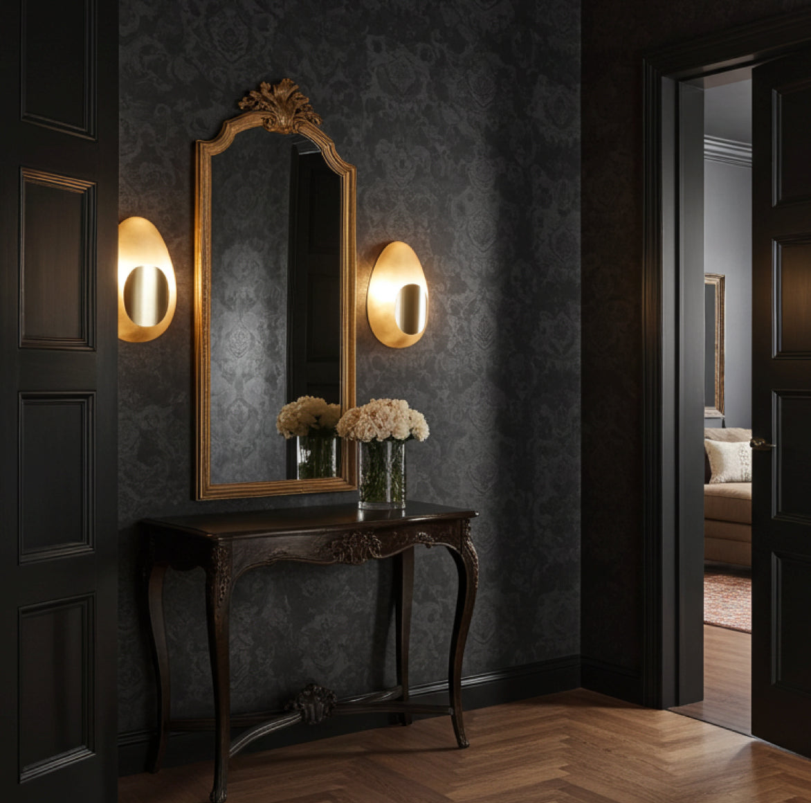 Goldene Wandlampe in Hotel Flur als exklusive Lampen und Beleuchtung im Boho Stil