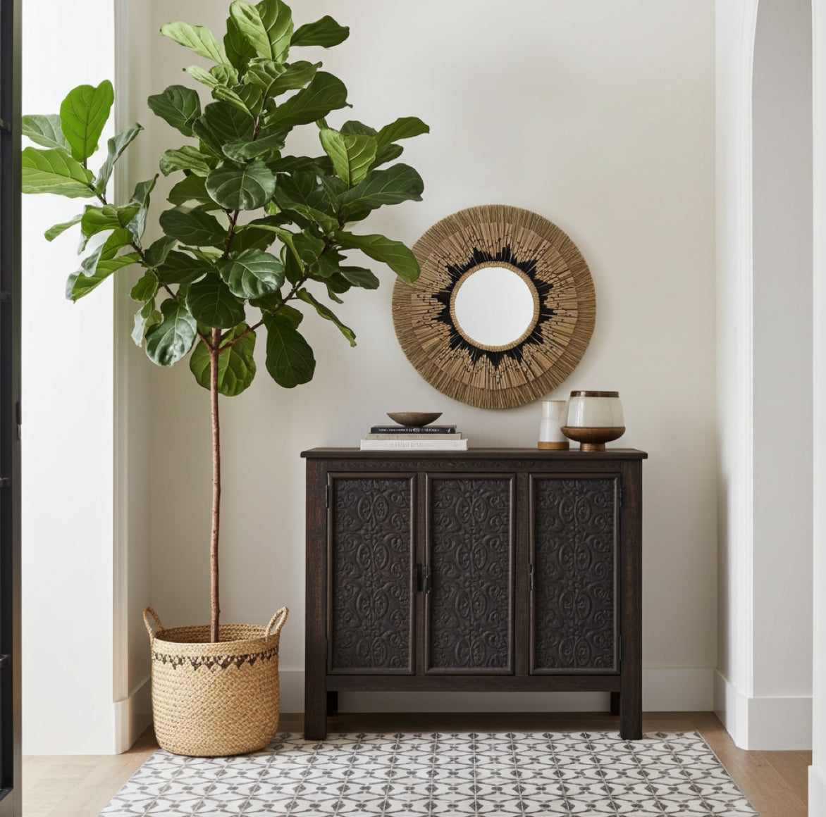 Runder Orientalischer Wandspiegel Marrakech 60cm auch Naturgras und Schwarz im Wohnzimmer über einem Sideboard