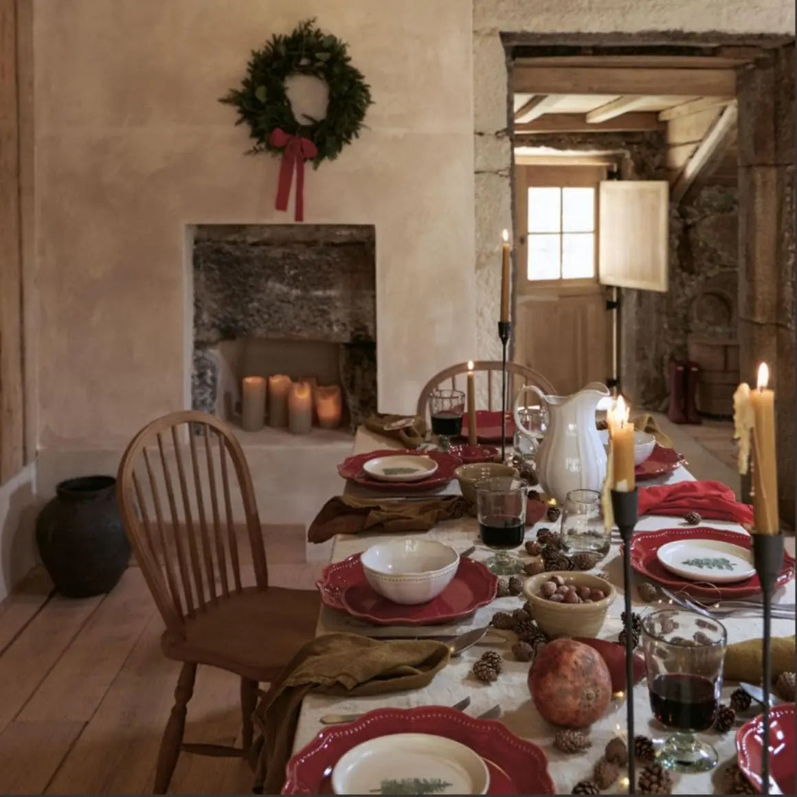 Roter Speiseteller ALMARA RUBY aus portugiesischem Feinsteinzeug auf festlich gedecktem Weihnachtstisch
