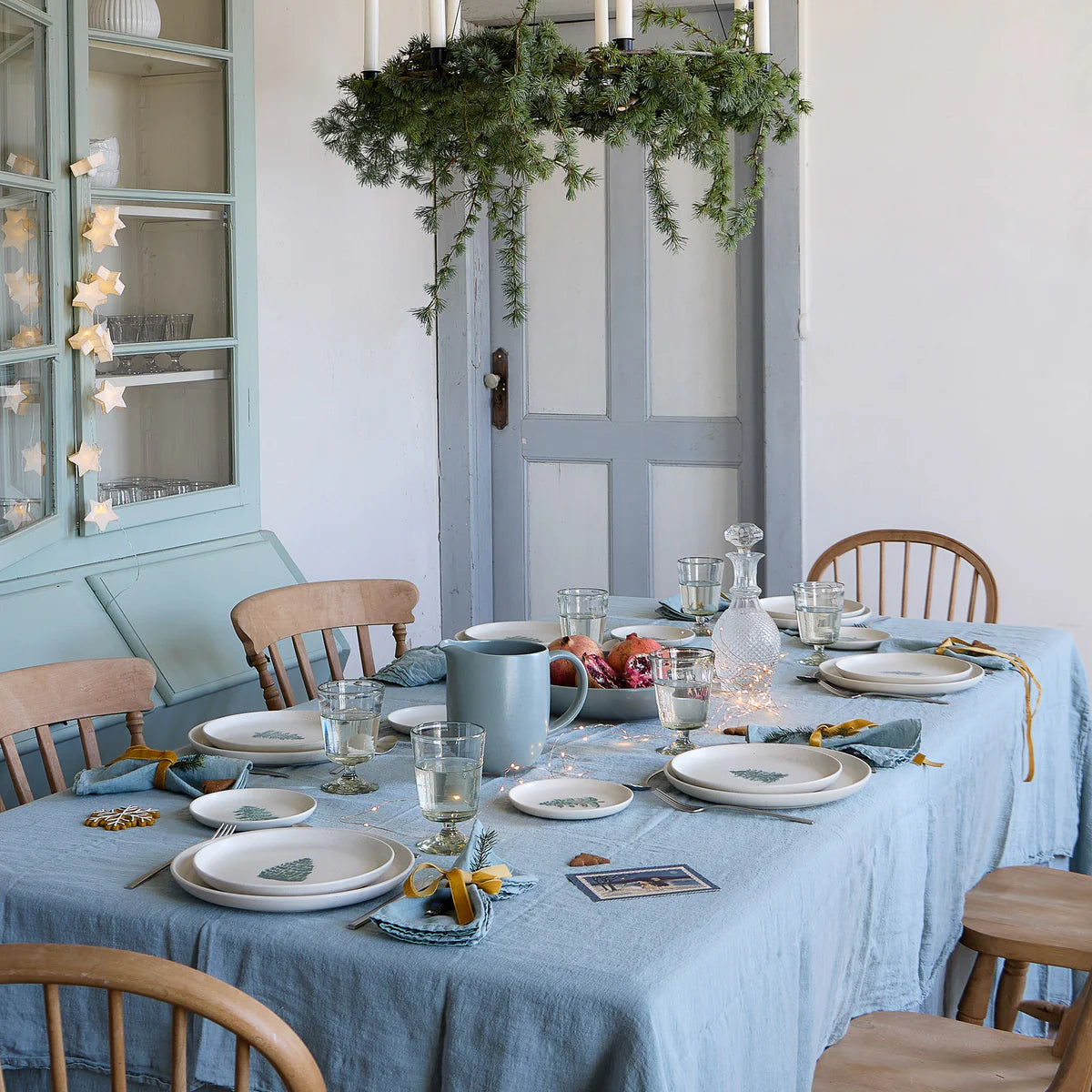 Festliche Kuchenteller oder salatteller aus Portugal für Advent und Weihnachten auf dem gedeckten Tisch