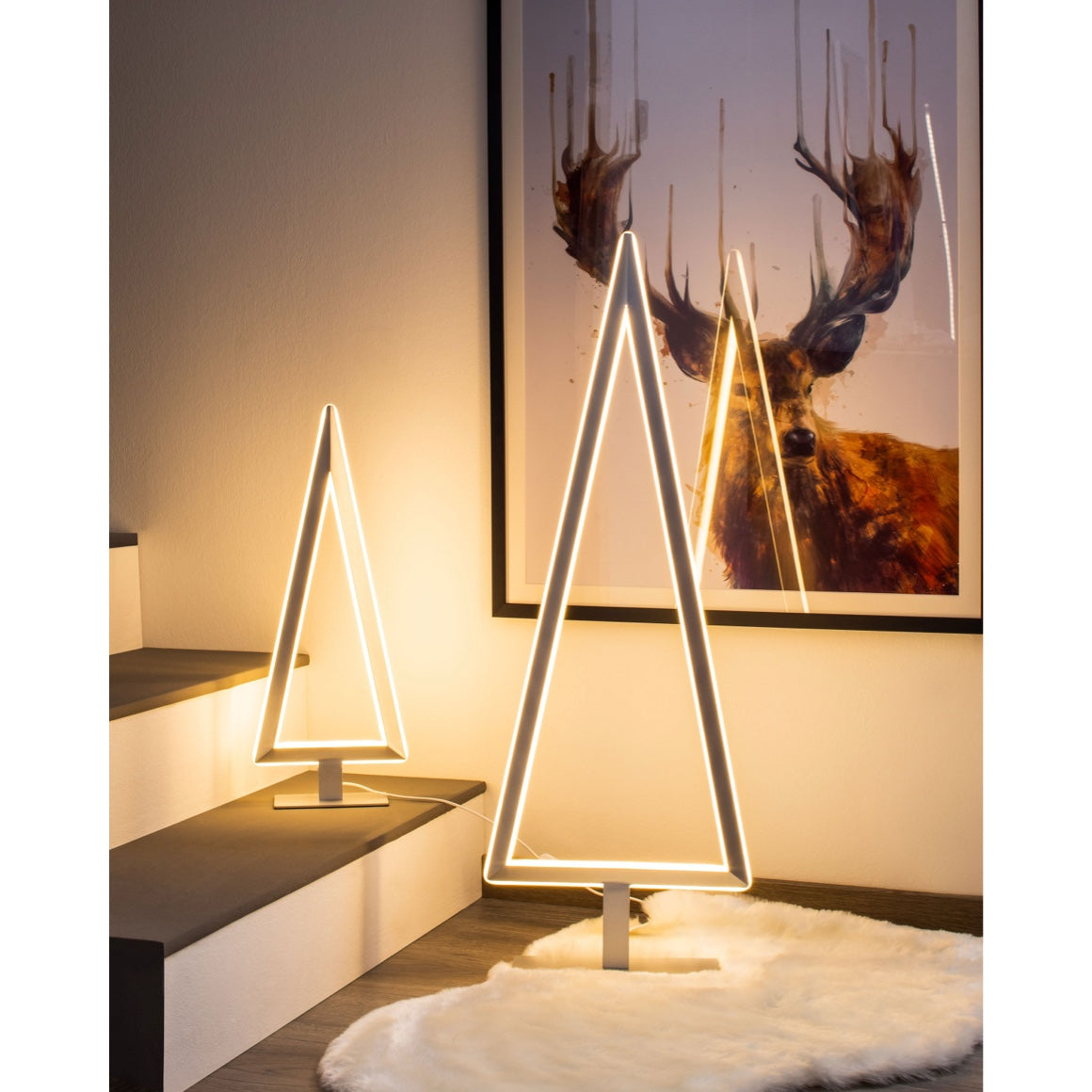 Festliche Weihnachtsdeko mit der dimmbaren Villeroy & Boch LED-Stehleuchte "WIEN" | Tannenbaum (90 cm) aus silbernem Metall ✓ Soulbirdee Onlineshop