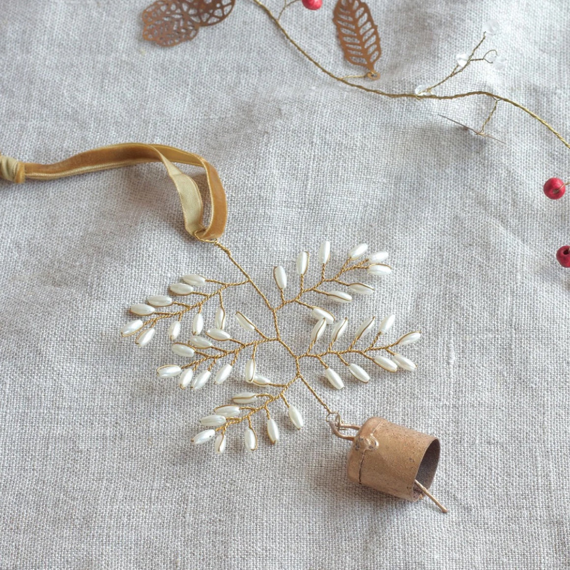 Christbaumschmuck Glocke mit Perlen & Samtband