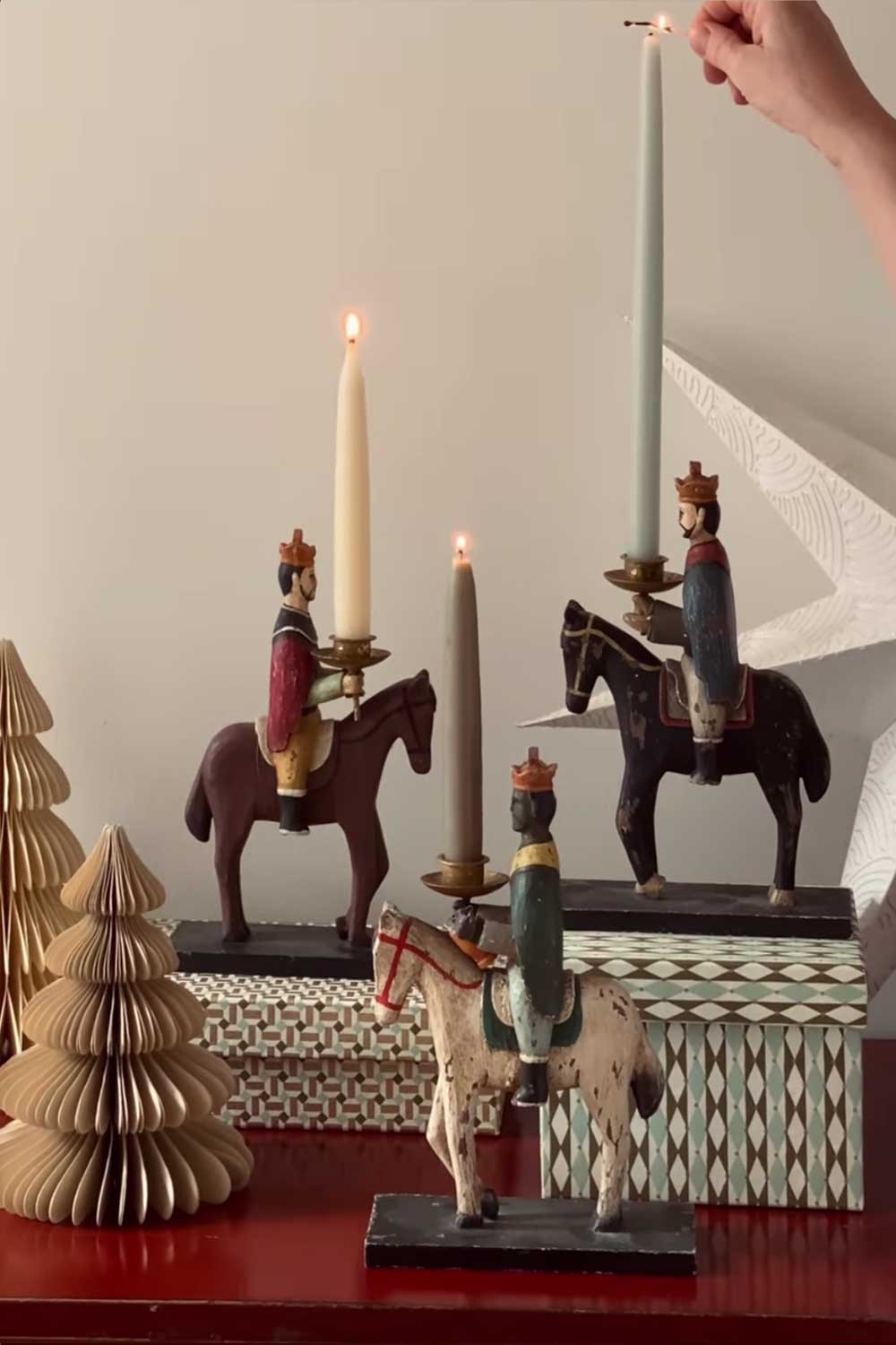 Dekofiguren Heilige 3 Könige Vintage Look style antik farbig bemalt. Skandinavische Weihnachtsdekoration Kerzenständer Kerzenhalter drei Weise Morgenland 2023 Dänemark. Weihnachtsdeko skandinavisch Online kaufen Soulbirdee Weihnachtsshop