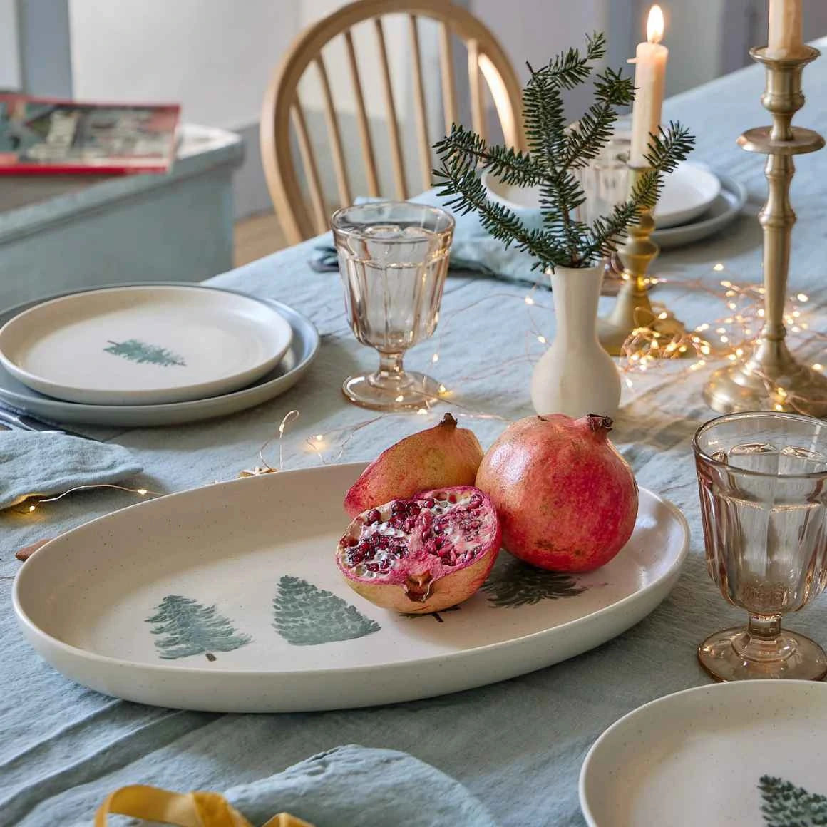 Große Servierplatte mit Tannenbaum-Motiv für die Weihnachtstafel