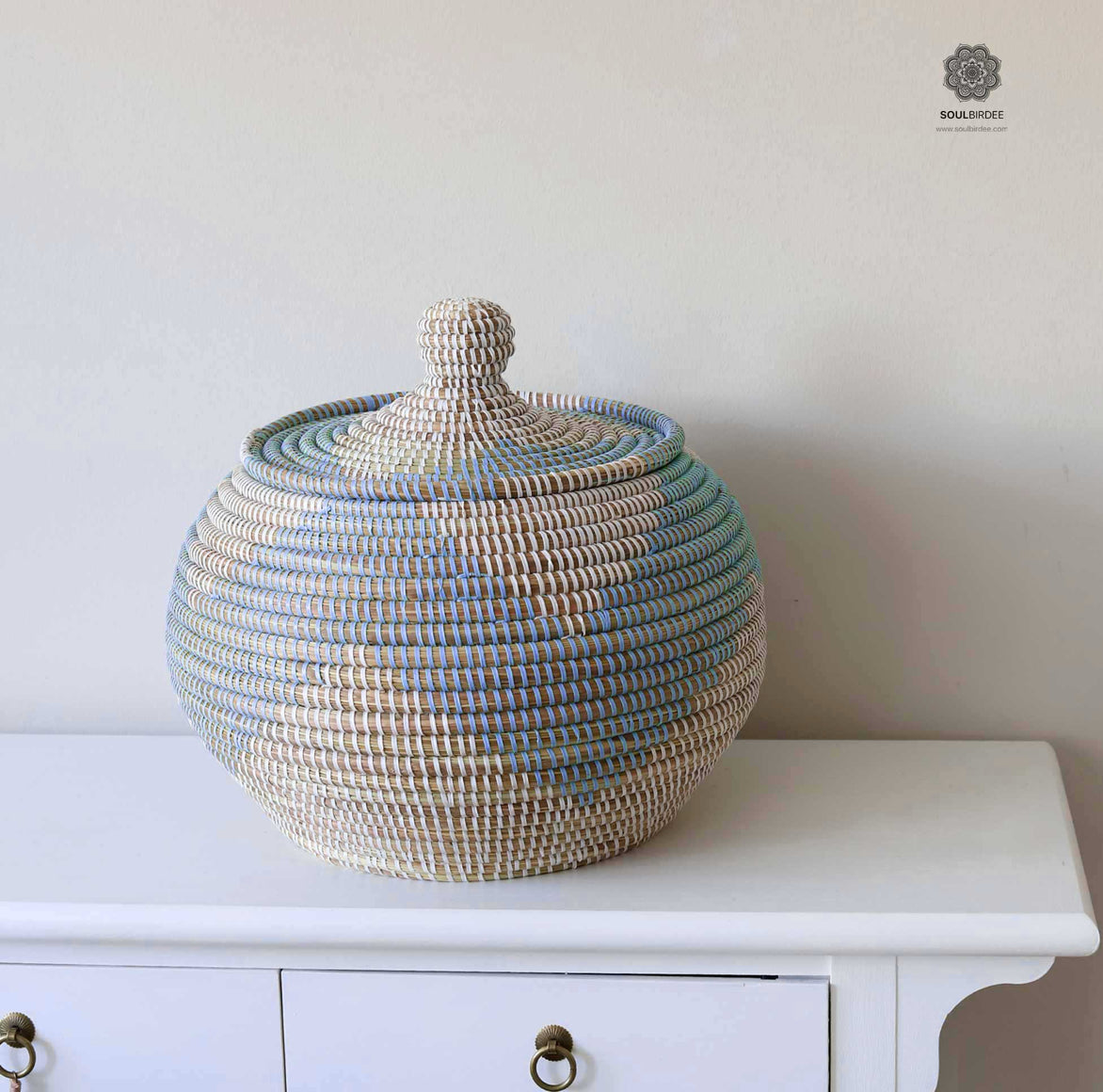 Korb mit modernem Muster in Blau Weiss als stilvolles Geschenk mit persönlicher Note