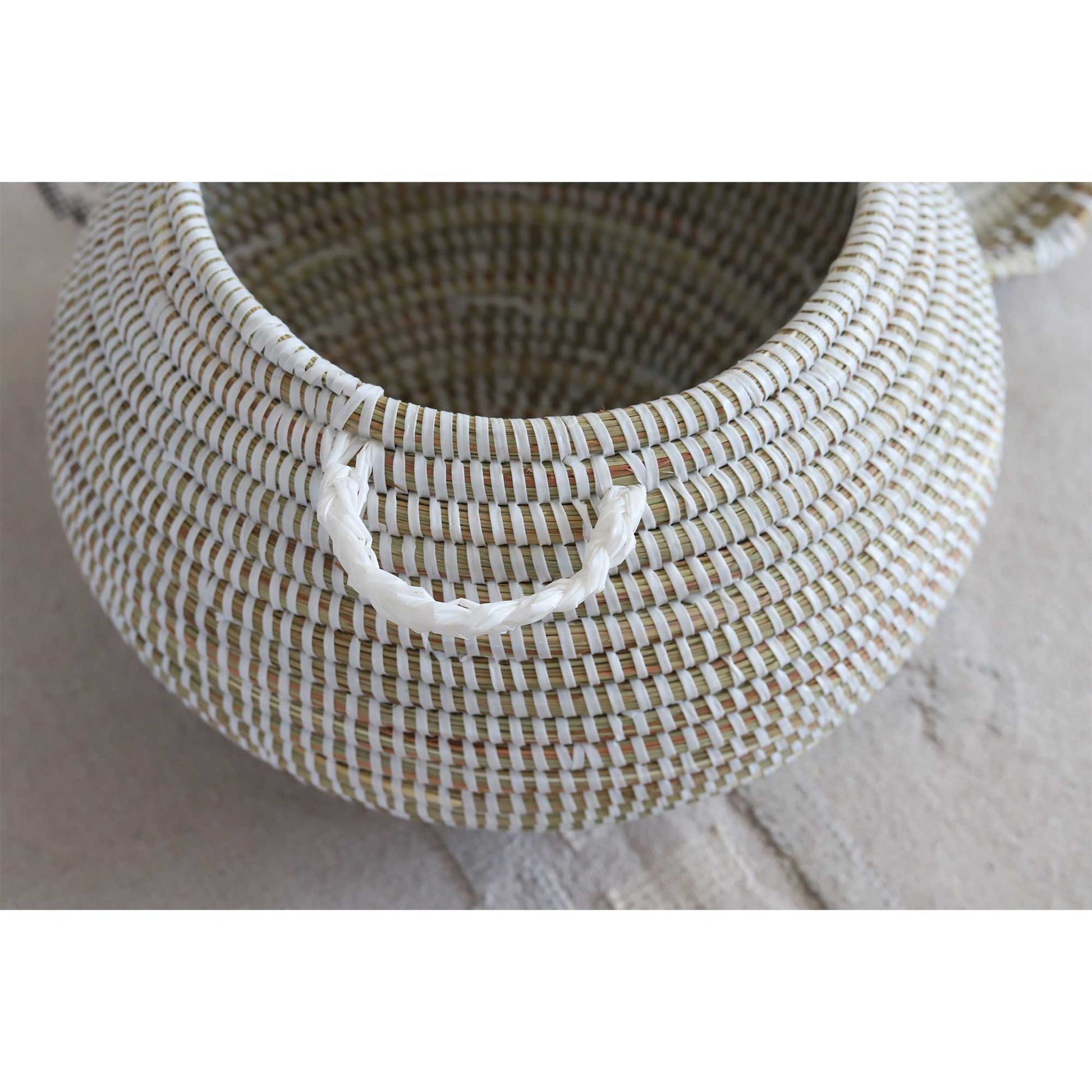 Deckelkorb weiss Henkel Detail Afrikanisch handarbeit rund Soulbirdee Onlineshop