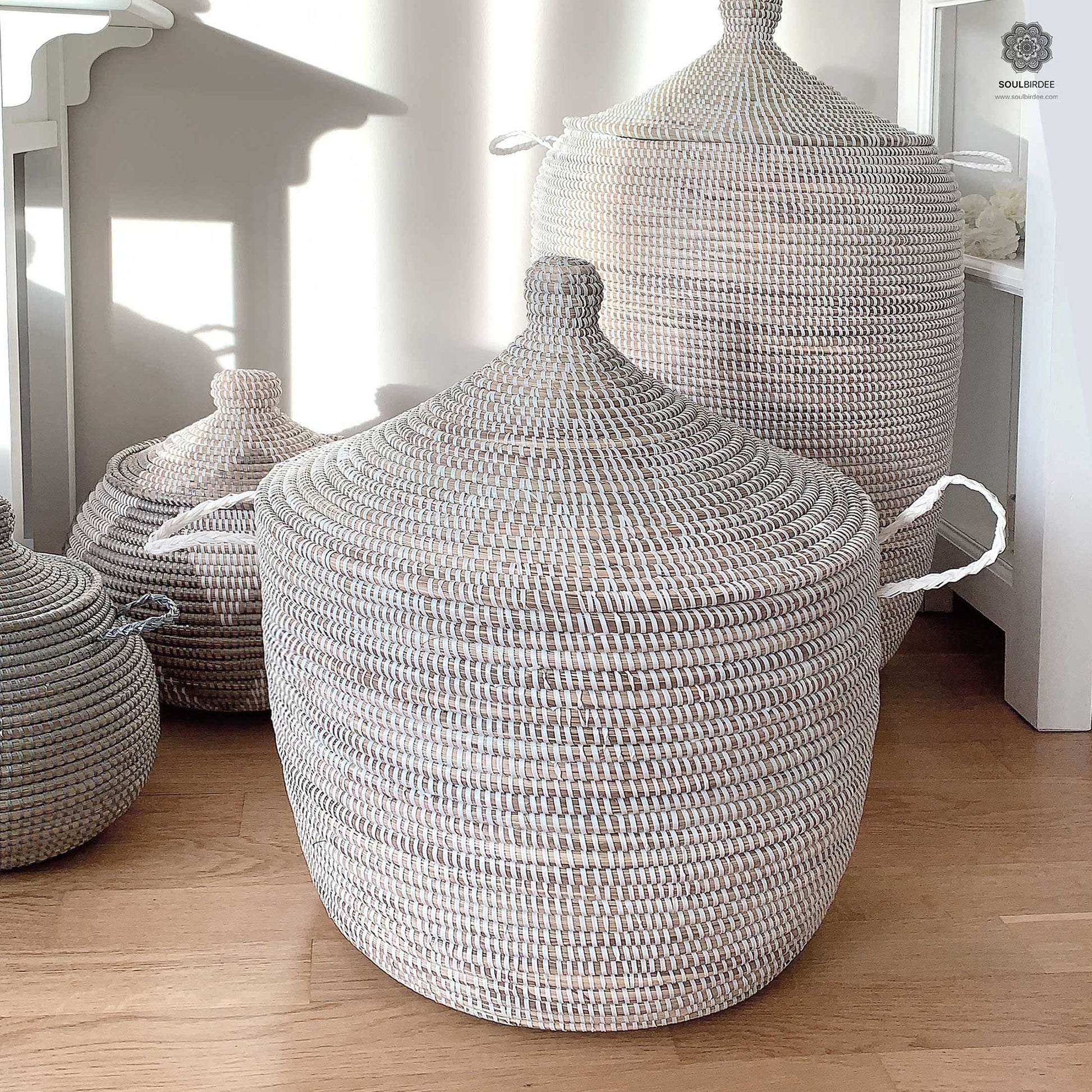 Weißer Wäschekorb mit Deckel kaufen Weisser DeckelKorb BLANCHE edler Deckelkorb sorgt im Wohnzimmer für Ordnung. Weiss rund Korb kaufen weiss Wäschekorb kaufen Soulbirdee Onlineshop