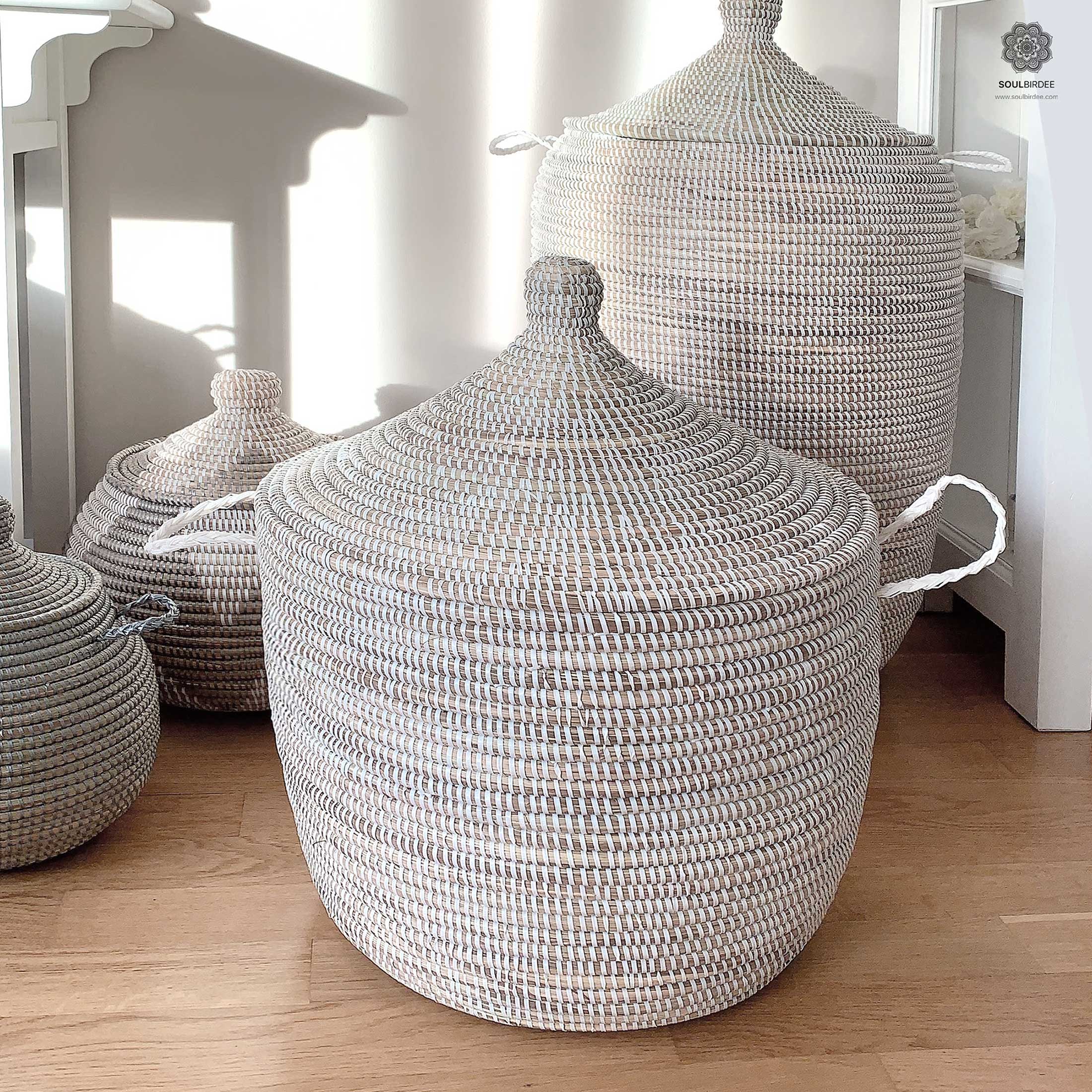 Weißer Wäschekorb mit Deckel kaufen Weisser DeckelKorb BLANCHE edler Deckelkorb sorgt im Wohnzimmer für Ordnung. Weiss rund Korb kaufen weiss Wäschekorb kaufen Soulbirdee Onlineshop