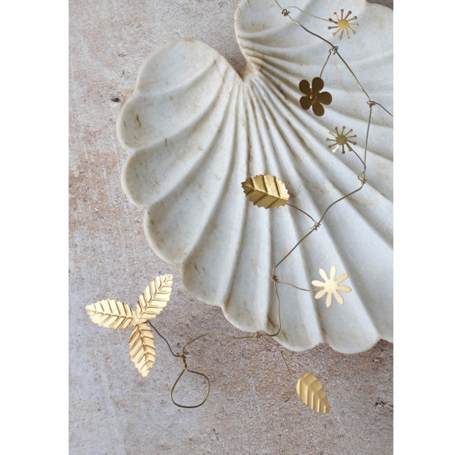 detail goldenes blatt einer girlande im boho stil aus metall mit handgefertigten blättern und blumen als tischdeko weldaad