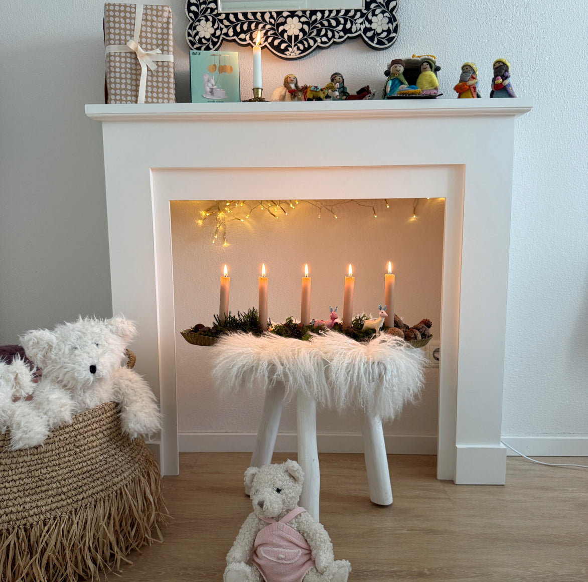 weihnachtsdeko auf kamin im wohnzimmer an xmas mit krippe krippenfiguren weihnachten soulbirdee